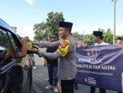 Kapolres Mesuji Para PJU Bersama Awak Media Dalam Rangka Berbagi Takjil Sebagai Wujud Polri Untuk Masyarakat