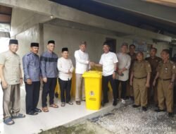 Wabup Nadirsyah Terima Bantuan 30 Unit Bak Sampah dari Menteri Lingkungan Hidup