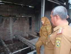 Walikota Eva Dwiana meninjau lokasi banjir di Kelurahan Campang Jaya, RT 08 LK II, yang sempat viral di media sosial.