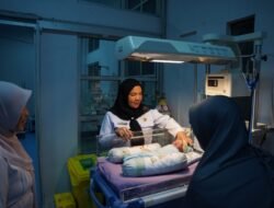 Jenguk Bayi Terlantar, Bunda Eva Doakan Tumbuh Jadi Anak yang Kuat