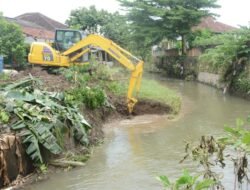 Pemerintah Kota Bandar Lampung Menerjunkan Alat Berat Untuk Melakukan Normalisasi Sungai