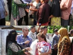 Walikota Bandar Lampung Hj. Eva Dwiana Langsung Membagikan Bantuan Untuk korban Bencana