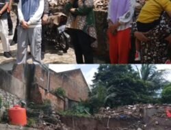 Wali Kota Bandar Lampung Hj. Eva Dwiana Meninjau Langsung Rumah Terkena Longsor Serta Berikan Santunan kepada Warga Yang terkena Korban Longsor