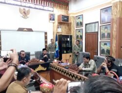 Aliansi Masyarakat Geruduk DPRD Metro, Desak Kejelasan Kasus Ketua Dewan