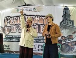 Penutupan Ta’aruf Santri Baru Ponpes Darul A’mal Metro Dimeriahkan Vokalis Hijau Daun