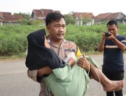 Viral Polisi Gendong Nenek Lumpuh di Acara Baksos Polres Tulang Bawang