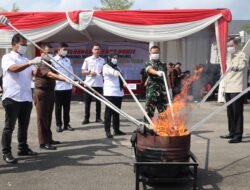 Walikota Hj. Eva Dwiana Bersama Kejari Bandar Lampung dan Forkopimda Bandar Lampung Melakukan Pemusnahan Barang Bukti Dengan Cara Membelender dan Membakar Barang Bukti Hasil Kejahatan