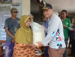 Pemerintah Kota Bandar Lampung Bagikan Beras untuk Korban Banjir