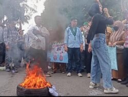 Aksi Demo di Metro Memanas, Mahasiswa Bakar Ban dan Desak Kepastian THL