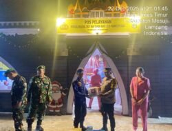 Kapolres Mesuji Bersama Ketua Bhayangkari Membagikan Bingkisan Kepada Petugas Pos Nataru di Wilayah Hukumnya