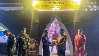 Kapolres Mesuji Bersama Ketua Bhayangkari Membagikan Bingkisan Kepada Petugas Pos Nataru di Wilayah Hukumnya