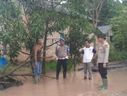 Banjir Deras Terjang Mesuji, Jajaran Polres Mesuji Siaga Bantu Warga Terdampak