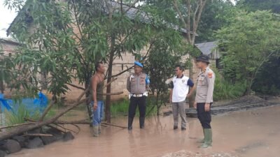 Banjir Deras Terjang Mesuji, Jajaran Polres Mesuji Siaga Bantu Warga Terdampak