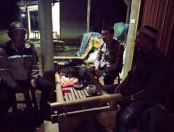 Personel Bhabinkamtibmas Polres Mesuji Melaksanakan Patroli Sistem Keamanan Lingkungan (siskamling)