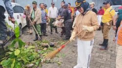 Ria Hartini Turun Langsung Sapu Sampah, Dorong Kesadaran Kebersihan Warga Metro