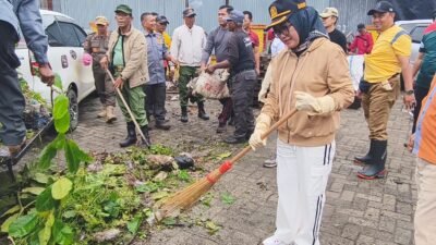 Ria Hartini Turun Langsung Sapu Sampah, Dorong Kesadaran Kebersihan Warga Metro