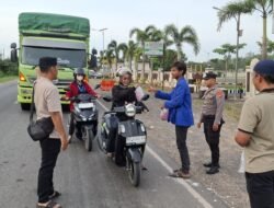 Jajaran Sat Intelkam Polres Mesuji Bersama Ketua BEM STIES Darul Huda Kabupaten Mesuji Menggelar Kegiatan Berbagi Takjil Kepada Masyarakat