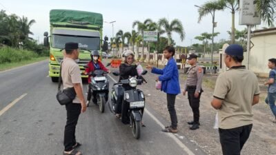 Jajaran Sat Intelkam Polres Mesuji Bersama Ketua BEM STIES Darul Huda Kabupaten Mesuji Menggelar Kegiatan Berbagi Takjil Kepada Masyarakat