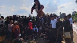 350 UMAT HINDU PADATI GEDUNG AJI — PAWAI OGOH-OGOH BERGEMURUH, SUASANA MENCEKAM BERUBAH KHIDMAT