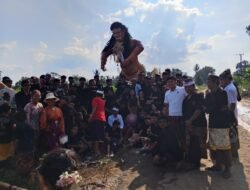 350 UMAT HINDU PADATI GEDUNG AJI — PAWAI OGOH-OGOH BERGEMURUH, SUASANA MENCEKAM BERUBAH KHIDMAT