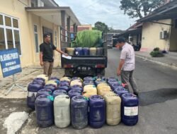 POLRES METRO UNGKAP KASUS DUGAAN BBM OPLOSAN, DUA PELAKU DIAMANKAN