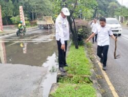 Jalan Sudirman Tergenang, Sekda Metro Turun Langsung dan Instruksikan Perbaikan Saluran