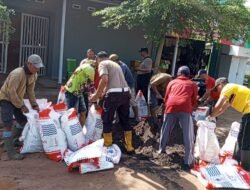 Rayakan Hari Buruh, Polsek Dente Teladas “Rayakan Hari Buruh, Polsek Dente Teladas “Serbu” Jalan Rusak Bersama Ratusan Warga