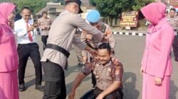Kasat Reskrim Polres Metro Resmi Sandang AKP, Tradisi Mandi Kembang Warnai Kenaikan Pangkat