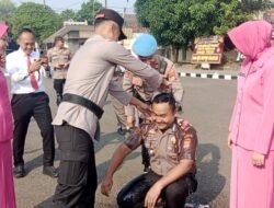 Kasat Reskrim Polres Metro Resmi Sandang AKP, Tradisi Mandi Kembang Warnai Kenaikan Pangkat