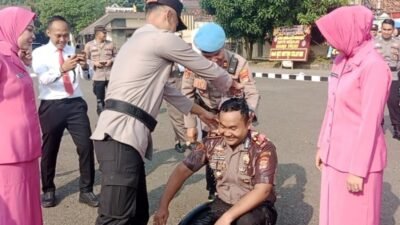 Kasat Reskrim Polres Metro Resmi Sandang AKP, Tradisi Mandi Kembang Warnai Kenaikan Pangkat