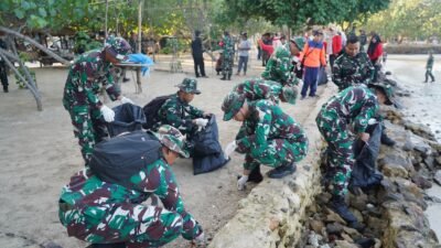 Prajurit Korem 043/Gatam Dukung Penuh Gerakan Raden Inten ASRI, Bersihkan Pantai Pasir Putih
