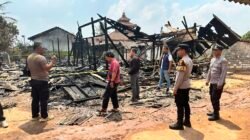 Respon Cepat Polres Tulang Bawang Melalui Layanan Call Center 110, Polisi Pastikan Tidak Ada Korban Jiwa Kebakaran Hebat Yang Melanda Bedeng Pt.Sil Tulang Bawang 10 Pintu Hangus Terbakar