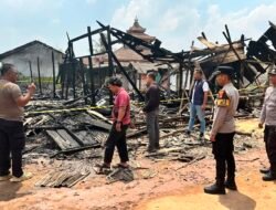 Respon Cepat Polres Tulang Bawang Melalui Layanan Call Center 110, Polisi Pastikan Tidak Ada Korban Jiwa Kebakaran Hebat Yang Melanda Bedeng Pt.Sil Tulang Bawang 10 Pintu Hangus Terbakar