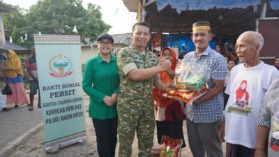 Persit KCK Koorcab Rem 043 PD XXI/Radin Inten Hadir Berbagi, Ringankan Beban Warga Sinar Laut
