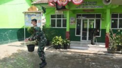 Antisipasi Abu Vulkanik Anak Krakatau, Korem 043/Gatam Bagikan Masker dan Bersihkan Sekolah di Metro