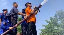 Abu Vulkanik Ganggu Warga, Damkar Metro Turun Bersihkan Sejumlah Wilayah
