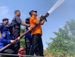 Abu Vulkanik Ganggu Warga, Damkar Metro Turun Bersihkan Sejumlah Wilayah